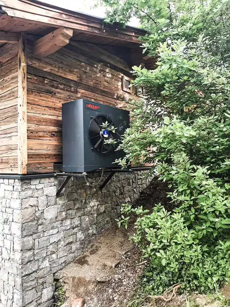 Luftwärmepumpe an der Hausmauer